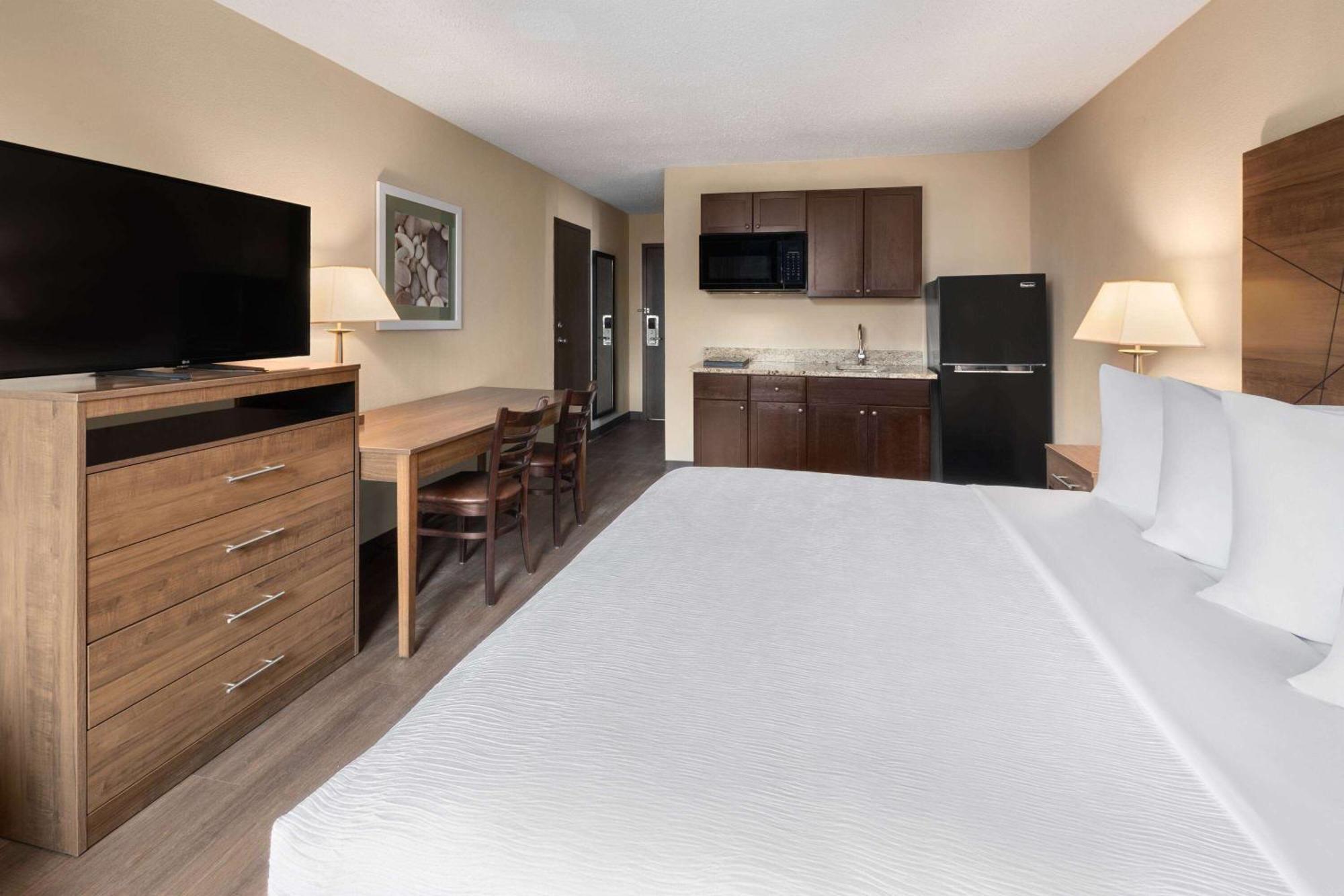 Wingate By Wyndham Troy Hotel Exterior photo